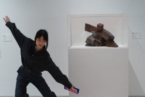 Yu Han Lien Instagram - /歷史博物館＿＿清翫雅集

一直很喜歡去歷史博物館看展覽
之前整修休館了一陣子
重新開放後
七十週年的歷史博物館室內變得更明亮了
最近去看了一個很精彩的展覽【清翫雅集】
由台灣頂尖收藏家們的收藏品聯合展出
有傳統書畫、器物、現代西畫、當代藝術等
與歷史博物館館藏的典藏範圍
融合得非常完美
展覽區域規劃和動線非常的流暢
從下午一點半看到五點半
／
在這裡看見了常玉早期的三幅畫作
和歷史博物館之前展出的常玉晚期作品色彩相比
是非常輕盈的色調從來沒看過這樣的常玉

還看到了草間彌生的南瓜
我剛好隨身攜帶我去東京草間彌生美術館買的南瓜口金包
立刻和這幅有半邊滑出去的南瓜合照
沒看過這麼活潑的南瓜
背面是無限的網還有經典的半邊南瓜結合了一點陽具系列作品感覺的形狀
都在這一幅私人收藏的草間彌生中

站在趙無極的畫前
只覺得震憾
有些許火星要竄出畫外的感覺

來到李希特抽像畫前
對每一層色彩的展現
相互交融各自展露精彩
想起之前在高雄看的展
看的是他畫的極寫實有如攝影照片的兩隻蠟燭
能同時擁有這兩種極端創作的藝術家
內心的延展性真的好寬闊

也看見了畢卡索比較少見的早期作品與典型晚期立體派的畫作
很愛的印象派雷諾瓦與莫內
還有一幅粉嫩色系的馬蒂斯
超大幅的陳澄波淡水老街
看著看著就像帶我穿越回淡水老街裡的外婆家一樣
廖繼春的野柳早晨
透著超粉紅的天空與水波好有歐洲的魔幻感
在展覽中遇見太多驚喜了
／
來到二樓
看見許多姿態有趣的雕像
大大小小的文物還有佛像
釉裡紅的可愛
木雕佛像的珍貴
水墨掛畫的許多細節
三樓是歷史博物館的常設展
四樓的餐廳可以用門票折抵四十元飲料
坐著休息一下
五樓有錢幣展
每層樓我都逛得好開心
待一整個下午
我的內心好雀躍
從小學來歷史博物館看展以來
從來沒有失望過
每次看完展心情都超好

◌◌◌◌◌◌◌◌◌◌
❑藏珍—清翫雅集卅周年慶收藏展❑
地       點｜國立歷史博物館1、2樓
展出期間｜即日起至 2025.03.23
開放時間｜週二至週日10:00-18:00 

展覽
@nmh_museum 
攝影
@_liyanjhen 
服裝
@greenlabelrelaxing.tw