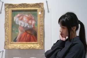Yu Han Lien Instagram - /歷史博物館＿＿清翫雅集

一直很喜歡去歷史博物館看展覽
之前整修休館了一陣子
重新開放後
七十週年的歷史博物館室內變得更明亮了
最近去看了一個很精彩的展覽【清翫雅集】
由台灣頂尖收藏家們的收藏品聯合展出
有傳統書畫、器物、現代西畫、當代藝術等
與歷史博物館館藏的典藏範圍
融合得非常完美
展覽區域規劃和動線非常的流暢
從下午一點半看到五點半
／
在這裡看見了常玉早期的三幅畫作
和歷史博物館之前展出的常玉晚期作品色彩相比
是非常輕盈的色調從來沒看過這樣的常玉

還看到了草間彌生的南瓜
我剛好隨身攜帶我去東京草間彌生美術館買的南瓜口金包
立刻和這幅有半邊滑出去的南瓜合照
沒看過這麼活潑的南瓜
背面是無限的網還有經典的半邊南瓜結合了一點陽具系列作品感覺的形狀
都在這一幅私人收藏的草間彌生中

站在趙無極的畫前
只覺得震憾
有些許火星要竄出畫外的感覺

來到李希特抽像畫前
對每一層色彩的展現
相互交融各自展露精彩
想起之前在高雄看的展
看的是他畫的極寫實有如攝影照片的兩隻蠟燭
能同時擁有這兩種極端創作的藝術家
內心的延展性真的好寬闊

也看見了畢卡索比較少見的早期作品與典型晚期立體派的畫作
很愛的印象派雷諾瓦與莫內
還有一幅粉嫩色系的馬蒂斯
超大幅的陳澄波淡水老街
看著看著就像帶我穿越回淡水老街裡的外婆家一樣
廖繼春的野柳早晨
透著超粉紅的天空與水波好有歐洲的魔幻感
在展覽中遇見太多驚喜了
／
來到二樓
看見許多姿態有趣的雕像
大大小小的文物還有佛像
釉裡紅的可愛
木雕佛像的珍貴
水墨掛畫的許多細節
三樓是歷史博物館的常設展
四樓的餐廳可以用門票折抵四十元飲料
坐著休息一下
五樓有錢幣展
每層樓我都逛得好開心
待一整個下午
我的內心好雀躍
從小學來歷史博物館看展以來
從來沒有失望過
每次看完展心情都超好

◌◌◌◌◌◌◌◌◌◌
❑藏珍—清翫雅集卅周年慶收藏展❑
地       點｜國立歷史博物館1、2樓
展出期間｜即日起至 2025.03.23
開放時間｜週二至週日10:00-18:00 

展覽
@nmh_museum 
攝影
@_liyanjhen 
服裝
@greenlabelrelaxing.tw