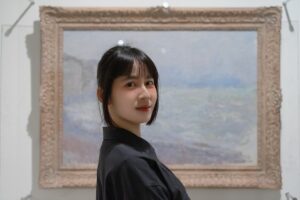 Yu Han Lien Instagram - /歷史博物館＿＿清翫雅集

一直很喜歡去歷史博物館看展覽
之前整修休館了一陣子
重新開放後
七十週年的歷史博物館室內變得更明亮了
最近去看了一個很精彩的展覽【清翫雅集】
由台灣頂尖收藏家們的收藏品聯合展出
有傳統書畫、器物、現代西畫、當代藝術等
與歷史博物館館藏的典藏範圍
融合得非常完美
展覽區域規劃和動線非常的流暢
從下午一點半看到五點半
／
在這裡看見了常玉早期的三幅畫作
和歷史博物館之前展出的常玉晚期作品色彩相比
是非常輕盈的色調從來沒看過這樣的常玉

還看到了草間彌生的南瓜
我剛好隨身攜帶我去東京草間彌生美術館買的南瓜口金包
立刻和這幅有半邊滑出去的南瓜合照
沒看過這麼活潑的南瓜
背面是無限的網還有經典的半邊南瓜結合了一點陽具系列作品感覺的形狀
都在這一幅私人收藏的草間彌生中

站在趙無極的畫前
只覺得震憾
有些許火星要竄出畫外的感覺

來到李希特抽像畫前
對每一層色彩的展現
相互交融各自展露精彩
想起之前在高雄看的展
看的是他畫的極寫實有如攝影照片的兩隻蠟燭
能同時擁有這兩種極端創作的藝術家
內心的延展性真的好寬闊

也看見了畢卡索比較少見的早期作品與典型晚期立體派的畫作
很愛的印象派雷諾瓦與莫內
還有一幅粉嫩色系的馬蒂斯
超大幅的陳澄波淡水老街
看著看著就像帶我穿越回淡水老街裡的外婆家一樣
廖繼春的野柳早晨
透著超粉紅的天空與水波好有歐洲的魔幻感
在展覽中遇見太多驚喜了
／
來到二樓
看見許多姿態有趣的雕像
大大小小的文物還有佛像
釉裡紅的可愛
木雕佛像的珍貴
水墨掛畫的許多細節
三樓是歷史博物館的常設展
四樓的餐廳可以用門票折抵四十元飲料
坐著休息一下
五樓有錢幣展
每層樓我都逛得好開心
待一整個下午
我的內心好雀躍
從小學來歷史博物館看展以來
從來沒有失望過
每次看完展心情都超好

◌◌◌◌◌◌◌◌◌◌
❑藏珍—清翫雅集卅周年慶收藏展❑
地       點｜國立歷史博物館1、2樓
展出期間｜即日起至 2025.03.23
開放時間｜週二至週日10:00-18:00 

展覽
@nmh_museum 
攝影
@_liyanjhen 
服裝
@greenlabelrelaxing.tw