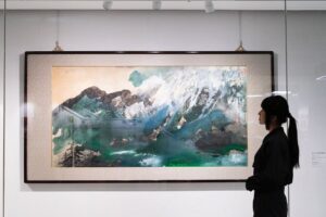 Yu Han Lien Instagram - /歷史博物館＿＿清翫雅集

一直很喜歡去歷史博物館看展覽
之前整修休館了一陣子
重新開放後
七十週年的歷史博物館室內變得更明亮了
最近去看了一個很精彩的展覽【清翫雅集】
由台灣頂尖收藏家們的收藏品聯合展出
有傳統書畫、器物、現代西畫、當代藝術等
與歷史博物館館藏的典藏範圍
融合得非常完美
展覽區域規劃和動線非常的流暢
從下午一點半看到五點半
／
在這裡看見了常玉早期的三幅畫作
和歷史博物館之前展出的常玉晚期作品色彩相比
是非常輕盈的色調從來沒看過這樣的常玉

還看到了草間彌生的南瓜
我剛好隨身攜帶我去東京草間彌生美術館買的南瓜口金包
立刻和這幅有半邊滑出去的南瓜合照
沒看過這麼活潑的南瓜
背面是無限的網還有經典的半邊南瓜結合了一點陽具系列作品感覺的形狀
都在這一幅私人收藏的草間彌生中

站在趙無極的畫前
只覺得震憾
有些許火星要竄出畫外的感覺

來到李希特抽像畫前
對每一層色彩的展現
相互交融各自展露精彩
想起之前在高雄看的展
看的是他畫的極寫實有如攝影照片的兩隻蠟燭
能同時擁有這兩種極端創作的藝術家
內心的延展性真的好寬闊

也看見了畢卡索比較少見的早期作品與典型晚期立體派的畫作
很愛的印象派雷諾瓦與莫內
還有一幅粉嫩色系的馬蒂斯
超大幅的陳澄波淡水老街
看著看著就像帶我穿越回淡水老街裡的外婆家一樣
廖繼春的野柳早晨
透著超粉紅的天空與水波好有歐洲的魔幻感
在展覽中遇見太多驚喜了
／
來到二樓
看見許多姿態有趣的雕像
大大小小的文物還有佛像
釉裡紅的可愛
木雕佛像的珍貴
水墨掛畫的許多細節
三樓是歷史博物館的常設展
四樓的餐廳可以用門票折抵四十元飲料
坐著休息一下
五樓有錢幣展
每層樓我都逛得好開心
待一整個下午
我的內心好雀躍
從小學來歷史博物館看展以來
從來沒有失望過
每次看完展心情都超好

◌◌◌◌◌◌◌◌◌◌
❑藏珍—清翫雅集卅周年慶收藏展❑
地       點｜國立歷史博物館1、2樓
展出期間｜即日起至 2025.03.23
開放時間｜週二至週日10:00-18:00 

展覽
@nmh_museum 
攝影
@_liyanjhen 
服裝
@greenlabelrelaxing.tw