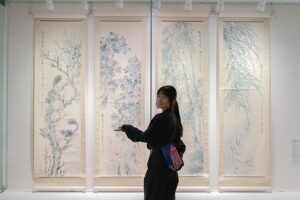 Yu Han Lien Instagram - /歷史博物館＿＿清翫雅集

一直很喜歡去歷史博物館看展覽
之前整修休館了一陣子
重新開放後
七十週年的歷史博物館室內變得更明亮了
最近去看了一個很精彩的展覽【清翫雅集】
由台灣頂尖收藏家們的收藏品聯合展出
有傳統書畫、器物、現代西畫、當代藝術等
與歷史博物館館藏的典藏範圍
融合得非常完美
展覽區域規劃和動線非常的流暢
從下午一點半看到五點半
／
在這裡看見了常玉早期的三幅畫作
和歷史博物館之前展出的常玉晚期作品色彩相比
是非常輕盈的色調從來沒看過這樣的常玉

還看到了草間彌生的南瓜
我剛好隨身攜帶我去東京草間彌生美術館買的南瓜口金包
立刻和這幅有半邊滑出去的南瓜合照
沒看過這麼活潑的南瓜
背面是無限的網還有經典的半邊南瓜結合了一點陽具系列作品感覺的形狀
都在這一幅私人收藏的草間彌生中

站在趙無極的畫前
只覺得震憾
有些許火星要竄出畫外的感覺

來到李希特抽像畫前
對每一層色彩的展現
相互交融各自展露精彩
想起之前在高雄看的展
看的是他畫的極寫實有如攝影照片的兩隻蠟燭
能同時擁有這兩種極端創作的藝術家
內心的延展性真的好寬闊

也看見了畢卡索比較少見的早期作品與典型晚期立體派的畫作
很愛的印象派雷諾瓦與莫內
還有一幅粉嫩色系的馬蒂斯
超大幅的陳澄波淡水老街
看著看著就像帶我穿越回淡水老街裡的外婆家一樣
廖繼春的野柳早晨
透著超粉紅的天空與水波好有歐洲的魔幻感
在展覽中遇見太多驚喜了
／
來到二樓
看見許多姿態有趣的雕像
大大小小的文物還有佛像
釉裡紅的可愛
木雕佛像的珍貴
水墨掛畫的許多細節
三樓是歷史博物館的常設展
四樓的餐廳可以用門票折抵四十元飲料
坐著休息一下
五樓有錢幣展
每層樓我都逛得好開心
待一整個下午
我的內心好雀躍
從小學來歷史博物館看展以來
從來沒有失望過
每次看完展心情都超好

◌◌◌◌◌◌◌◌◌◌
❑藏珍—清翫雅集卅周年慶收藏展❑
地       點｜國立歷史博物館1、2樓
展出期間｜即日起至 2025.03.23
開放時間｜週二至週日10:00-18:00 

展覽
@nmh_museum 
攝影
@_liyanjhen 
服裝
@greenlabelrelaxing.tw