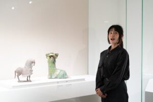Yu Han Lien Instagram - /歷史博物館＿＿清翫雅集

一直很喜歡去歷史博物館看展覽
之前整修休館了一陣子
重新開放後
七十週年的歷史博物館室內變得更明亮了
最近去看了一個很精彩的展覽【清翫雅集】
由台灣頂尖收藏家們的收藏品聯合展出
有傳統書畫、器物、現代西畫、當代藝術等
與歷史博物館館藏的典藏範圍
融合得非常完美
展覽區域規劃和動線非常的流暢
從下午一點半看到五點半
／
在這裡看見了常玉早期的三幅畫作
和歷史博物館之前展出的常玉晚期作品色彩相比
是非常輕盈的色調從來沒看過這樣的常玉

還看到了草間彌生的南瓜
我剛好隨身攜帶我去東京草間彌生美術館買的南瓜口金包
立刻和這幅有半邊滑出去的南瓜合照
沒看過這麼活潑的南瓜
背面是無限的網還有經典的半邊南瓜結合了一點陽具系列作品感覺的形狀
都在這一幅私人收藏的草間彌生中

站在趙無極的畫前
只覺得震憾
有些許火星要竄出畫外的感覺

來到李希特抽像畫前
對每一層色彩的展現
相互交融各自展露精彩
想起之前在高雄看的展
看的是他畫的極寫實有如攝影照片的兩隻蠟燭
能同時擁有這兩種極端創作的藝術家
內心的延展性真的好寬闊

也看見了畢卡索比較少見的早期作品與典型晚期立體派的畫作
很愛的印象派雷諾瓦與莫內
還有一幅粉嫩色系的馬蒂斯
超大幅的陳澄波淡水老街
看著看著就像帶我穿越回淡水老街裡的外婆家一樣
廖繼春的野柳早晨
透著超粉紅的天空與水波好有歐洲的魔幻感
在展覽中遇見太多驚喜了
／
來到二樓
看見許多姿態有趣的雕像
大大小小的文物還有佛像
釉裡紅的可愛
木雕佛像的珍貴
水墨掛畫的許多細節
三樓是歷史博物館的常設展
四樓的餐廳可以用門票折抵四十元飲料
坐著休息一下
五樓有錢幣展
每層樓我都逛得好開心
待一整個下午
我的內心好雀躍
從小學來歷史博物館看展以來
從來沒有失望過
每次看完展心情都超好

◌◌◌◌◌◌◌◌◌◌
❑藏珍—清翫雅集卅周年慶收藏展❑
地       點｜國立歷史博物館1、2樓
展出期間｜即日起至 2025.03.23
開放時間｜週二至週日10:00-18:00 

展覽
@nmh_museum 
攝影
@_liyanjhen 
服裝
@greenlabelrelaxing.tw