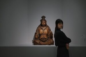 Yu Han Lien Instagram - /歷史博物館＿＿清翫雅集

一直很喜歡去歷史博物館看展覽
之前整修休館了一陣子
重新開放後
七十週年的歷史博物館室內變得更明亮了
最近去看了一個很精彩的展覽【清翫雅集】
由台灣頂尖收藏家們的收藏品聯合展出
有傳統書畫、器物、現代西畫、當代藝術等
與歷史博物館館藏的典藏範圍
融合得非常完美
展覽區域規劃和動線非常的流暢
從下午一點半看到五點半
／
在這裡看見了常玉早期的三幅畫作
和歷史博物館之前展出的常玉晚期作品色彩相比
是非常輕盈的色調從來沒看過這樣的常玉

還看到了草間彌生的南瓜
我剛好隨身攜帶我去東京草間彌生美術館買的南瓜口金包
立刻和這幅有半邊滑出去的南瓜合照
沒看過這麼活潑的南瓜
背面是無限的網還有經典的半邊南瓜結合了一點陽具系列作品感覺的形狀
都在這一幅私人收藏的草間彌生中

站在趙無極的畫前
只覺得震憾
有些許火星要竄出畫外的感覺

來到李希特抽像畫前
對每一層色彩的展現
相互交融各自展露精彩
想起之前在高雄看的展
看的是他畫的極寫實有如攝影照片的兩隻蠟燭
能同時擁有這兩種極端創作的藝術家
內心的延展性真的好寬闊

也看見了畢卡索比較少見的早期作品與典型晚期立體派的畫作
很愛的印象派雷諾瓦與莫內
還有一幅粉嫩色系的馬蒂斯
超大幅的陳澄波淡水老街
看著看著就像帶我穿越回淡水老街裡的外婆家一樣
廖繼春的野柳早晨
透著超粉紅的天空與水波好有歐洲的魔幻感
在展覽中遇見太多驚喜了
／
來到二樓
看見許多姿態有趣的雕像
大大小小的文物還有佛像
釉裡紅的可愛
木雕佛像的珍貴
水墨掛畫的許多細節
三樓是歷史博物館的常設展
四樓的餐廳可以用門票折抵四十元飲料
坐著休息一下
五樓有錢幣展
每層樓我都逛得好開心
待一整個下午
我的內心好雀躍
從小學來歷史博物館看展以來
從來沒有失望過
每次看完展心情都超好

◌◌◌◌◌◌◌◌◌◌
❑藏珍—清翫雅集卅周年慶收藏展❑
地       點｜國立歷史博物館1、2樓
展出期間｜即日起至 2025.03.23
開放時間｜週二至週日10:00-18:00 

展覽
@nmh_museum 
攝影
@_liyanjhen 
服裝
@greenlabelrelaxing.tw