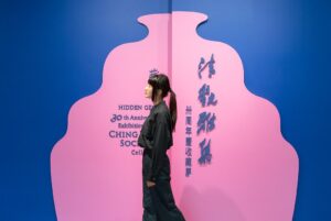 Yu Han Lien Instagram - /歷史博物館＿＿清翫雅集

一直很喜歡去歷史博物館看展覽
之前整修休館了一陣子
重新開放後
七十週年的歷史博物館室內變得更明亮了
最近去看了一個很精彩的展覽【清翫雅集】
由台灣頂尖收藏家們的收藏品聯合展出
有傳統書畫、器物、現代西畫、當代藝術等
與歷史博物館館藏的典藏範圍
融合得非常完美
展覽區域規劃和動線非常的流暢
從下午一點半看到五點半
／
在這裡看見了常玉早期的三幅畫作
和歷史博物館之前展出的常玉晚期作品色彩相比
是非常輕盈的色調從來沒看過這樣的常玉

還看到了草間彌生的南瓜
我剛好隨身攜帶我去東京草間彌生美術館買的南瓜口金包
立刻和這幅有半邊滑出去的南瓜合照
沒看過這麼活潑的南瓜
背面是無限的網還有經典的半邊南瓜結合了一點陽具系列作品感覺的形狀
都在這一幅私人收藏的草間彌生中

站在趙無極的畫前
只覺得震憾
有些許火星要竄出畫外的感覺

來到李希特抽像畫前
對每一層色彩的展現
相互交融各自展露精彩
想起之前在高雄看的展
看的是他畫的極寫實有如攝影照片的兩隻蠟燭
能同時擁有這兩種極端創作的藝術家
內心的延展性真的好寬闊

也看見了畢卡索比較少見的早期作品與典型晚期立體派的畫作
很愛的印象派雷諾瓦與莫內
還有一幅粉嫩色系的馬蒂斯
超大幅的陳澄波淡水老街
看著看著就像帶我穿越回淡水老街裡的外婆家一樣
廖繼春的野柳早晨
透著超粉紅的天空與水波好有歐洲的魔幻感
在展覽中遇見太多驚喜了
／
來到二樓
看見許多姿態有趣的雕像
大大小小的文物還有佛像
釉裡紅的可愛
木雕佛像的珍貴
水墨掛畫的許多細節
三樓是歷史博物館的常設展
四樓的餐廳可以用門票折抵四十元飲料
坐著休息一下
五樓有錢幣展
每層樓我都逛得好開心
待一整個下午
我的內心好雀躍
從小學來歷史博物館看展以來
從來沒有失望過
每次看完展心情都超好

◌◌◌◌◌◌◌◌◌◌
❑藏珍—清翫雅集卅周年慶收藏展❑
地       點｜國立歷史博物館1、2樓
展出期間｜即日起至 2025.03.23
開放時間｜週二至週日10:00-18:00 

展覽
@nmh_museum 
攝影
@_liyanjhen 
服裝
@greenlabelrelaxing.tw