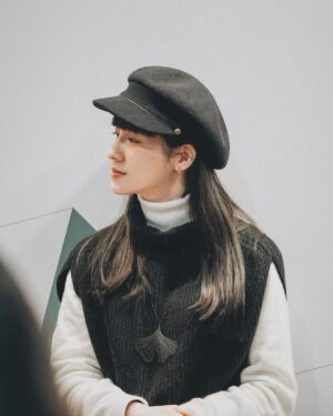 Yu Han Lien Instagram - 昨天的書展講到三分之二
發生了一個小插曲
有聽眾突然從椅子上站立往前一小步
接著正面往前直直倒地
身體僵硬開始抽搐
我立刻起身和前面觀眾開始上去關心
第一秒摸到她直覺是癲癇
把她翻過來側躺之後
看見她臉上的眼鏡和臉頰的擦傷
輕輕先把眼鏡拿下來
周遭的人遞來一疊厚衛生紙
她嘴巴沒有緊閉
但上排牙齒碰著下唇有一些出血
我拿著衛生紙先墊住
一邊伸另一隻手護著她的頭
輕輕幫她按摩風池穴和天柱穴
觀眾打電話聯繫醫療人員
也有聽眾是消防員
大約三分鐘抽搐漸緩
呼吸緩和
輪椅及護理人員穿過人群來了
一起把漸漸恢復一點意識的她送上輪椅後
回到講座
總編婷婷一時忘記我們說到哪裡
我坐回位子說
我們聊到奶油飯
然後台灣醫療很棒大家也很棒
我們來繼續聊小川糸
回家之後發現我的衣服上沾上了一小滴血
相信讀者也平安回家了吧
把衣服脫下來放進洗衣機快洗
這一個小瞬間也消失在夜晚中了
跟總編婷婷聊到
她說我好冷靜
她應該會哭
突然想到可能拍片的時候
看過太多一瞬間的事
回到生活
這些也只是自然的放電而已

不過我看到聽眾手中拿著水豚工讀生倒下去
沒有趕上最後的簽書
如果有需要可以跟我報個平安
我再來幫妳簽名好嗎

昨天的小川糸的講座和總編聊的非常開心
很多時候我感覺我們的默契都超越這些丟出來的提問
早就心有靈犀了
雖然這是我們第二次見面
但卻有種在宇宙之間
遇到閱讀頻率相近的靈魂
感覺無比舒服自在的感覺

謝謝所有的捕捉和聆聽
渡過了很棒有小川糸的一小時

活動/ @crownbook1954 
服裝/ @pengran_studio 
攝影/ @fei___86 （近景） @changjrphoto （遠景）