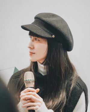 Yu Han Lien Instagram - 昨天的書展講到三分之二
發生了一個小插曲
有聽眾突然從椅子上站立往前一小步
接著正面往前直直倒地
身體僵硬開始抽搐
我立刻起身和前面觀眾開始上去關心
第一秒摸到她直覺是癲癇
把她翻過來側躺之後
看見她臉上的眼鏡和臉頰的擦傷
輕輕先把眼鏡拿下來
周遭的人遞來一疊厚衛生紙
她嘴巴沒有緊閉
但上排牙齒碰著下唇有一些出血
我拿著衛生紙先墊住
一邊伸另一隻手護著她的頭
輕輕幫她按摩風池穴和天柱穴
觀眾打電話聯繫醫療人員
也有聽眾是消防員
大約三分鐘抽搐漸緩
呼吸緩和
輪椅及護理人員穿過人群來了
一起把漸漸恢復一點意識的她送上輪椅後
回到講座
總編婷婷一時忘記我們說到哪裡
我坐回位子說
我們聊到奶油飯
然後台灣醫療很棒大家也很棒
我們來繼續聊小川糸
回家之後發現我的衣服上沾上了一小滴血
相信讀者也平安回家了吧
把衣服脫下來放進洗衣機快洗
這一個小瞬間也消失在夜晚中了
跟總編婷婷聊到
她說我好冷靜
她應該會哭
突然想到可能拍片的時候
看過太多一瞬間的事
回到生活
這些也只是自然的放電而已

不過我看到聽眾手中拿著水豚工讀生倒下去
沒有趕上最後的簽書
如果有需要可以跟我報個平安
我再來幫妳簽名好嗎

昨天的小川糸的講座和總編聊的非常開心
很多時候我感覺我們的默契都超越這些丟出來的提問
早就心有靈犀了
雖然這是我們第二次見面
但卻有種在宇宙之間
遇到閱讀頻率相近的靈魂
感覺無比舒服自在的感覺

謝謝所有的捕捉和聆聽
渡過了很棒有小川糸的一小時

活動/ @crownbook1954 
服裝/ @pengran_studio 
攝影/ @fei___86 （近景） @changjrphoto （遠景）