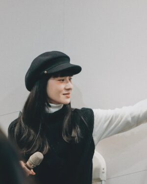 Yu Han Lien Instagram - 昨天的書展講到三分之二
發生了一個小插曲
有聽眾突然從椅子上站立往前一小步
接著正面往前直直倒地
身體僵硬開始抽搐
我立刻起身和前面觀眾開始上去關心
第一秒摸到她直覺是癲癇
把她翻過來側躺之後
看見她臉上的眼鏡和臉頰的擦傷
輕輕先把眼鏡拿下來
周遭的人遞來一疊厚衛生紙
她嘴巴沒有緊閉
但上排牙齒碰著下唇有一些出血
我拿著衛生紙先墊住
一邊伸另一隻手護著她的頭
輕輕幫她按摩風池穴和天柱穴
觀眾打電話聯繫醫療人員
也有聽眾是消防員
大約三分鐘抽搐漸緩
呼吸緩和
輪椅及護理人員穿過人群來了
一起把漸漸恢復一點意識的她送上輪椅後
回到講座
總編婷婷一時忘記我們說到哪裡
我坐回位子說
我們聊到奶油飯
然後台灣醫療很棒大家也很棒
我們來繼續聊小川糸
回家之後發現我的衣服上沾上了一小滴血
相信讀者也平安回家了吧
把衣服脫下來放進洗衣機快洗
這一個小瞬間也消失在夜晚中了
跟總編婷婷聊到
她說我好冷靜
她應該會哭
突然想到可能拍片的時候
看過太多一瞬間的事
回到生活
這些也只是自然的放電而已

不過我看到聽眾手中拿著水豚工讀生倒下去
沒有趕上最後的簽書
如果有需要可以跟我報個平安
我再來幫妳簽名好嗎

昨天的小川糸的講座和總編聊的非常開心
很多時候我感覺我們的默契都超越這些丟出來的提問
早就心有靈犀了
雖然這是我們第二次見面
但卻有種在宇宙之間
遇到閱讀頻率相近的靈魂
感覺無比舒服自在的感覺

謝謝所有的捕捉和聆聽
渡過了很棒有小川糸的一小時

活動/ @crownbook1954 
服裝/ @pengran_studio 
攝影/ @fei___86 （近景） @changjrphoto （遠景）