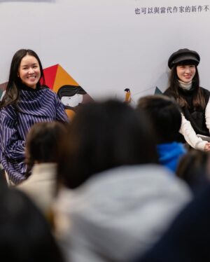 Yu Han Lien Instagram - 昨天的書展講到三分之二
發生了一個小插曲
有聽眾突然從椅子上站立往前一小步
接著正面往前直直倒地
身體僵硬開始抽搐
我立刻起身和前面觀眾開始上去關心
第一秒摸到她直覺是癲癇
把她翻過來側躺之後
看見她臉上的眼鏡和臉頰的擦傷
輕輕先把眼鏡拿下來
周遭的人遞來一疊厚衛生紙
她嘴巴沒有緊閉
但上排牙齒碰著下唇有一些出血
我拿著衛生紙先墊住
一邊伸另一隻手護著她的頭
輕輕幫她按摩風池穴和天柱穴
觀眾打電話聯繫醫療人員
也有聽眾是消防員
大約三分鐘抽搐漸緩
呼吸緩和
輪椅及護理人員穿過人群來了
一起把漸漸恢復一點意識的她送上輪椅後
回到講座
總編婷婷一時忘記我們說到哪裡
我坐回位子說
我們聊到奶油飯
然後台灣醫療很棒大家也很棒
我們來繼續聊小川糸
回家之後發現我的衣服上沾上了一小滴血
相信讀者也平安回家了吧
把衣服脫下來放進洗衣機快洗
這一個小瞬間也消失在夜晚中了
跟總編婷婷聊到
她說我好冷靜
她應該會哭
突然想到可能拍片的時候
看過太多一瞬間的事
回到生活
這些也只是自然的放電而已

不過我看到聽眾手中拿著水豚工讀生倒下去
沒有趕上最後的簽書
如果有需要可以跟我報個平安
我再來幫妳簽名好嗎

昨天的小川糸的講座和總編聊的非常開心
很多時候我感覺我們的默契都超越這些丟出來的提問
早就心有靈犀了
雖然這是我們第二次見面
但卻有種在宇宙之間
遇到閱讀頻率相近的靈魂
感覺無比舒服自在的感覺

謝謝所有的捕捉和聆聽
渡過了很棒有小川糸的一小時

活動/ @crownbook1954 
服裝/ @pengran_studio 
攝影/ @fei___86 （近景） @changjrphoto （遠景）