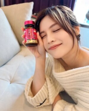 Yu-Tung Hsia Instagram - 大家都說，生活中手機是必需品，出門絕對不能沒有，否則會讓人感到超沒安全感！而對我來說，維持美麗的必需品則是 Chocola BB極緻膠原錠！沒有它的日常照顧，我也會感到沒有安全感呢！
這款「7 2增量升級美容配方」簡直是太貼心了！不只讓我補充小分子膠原胜肽和多種維生素B群、維生素C，還新添加了500億個植物性乳酸菌和鐵，讓我即使再忙，也能保持好狀態，活力滿滿！🌟
每天按時定量就像在給自己充電，讓我隨時都能保持最佳狀態，小小一瓶，輕鬆放進包包裡，真的是我的行動美麗電源，隨時隨地都能補充美麗能量，讓我隨時都能閃耀！✨
男孩女孩都快來一起體驗 Chocola BB極緻膠原錠的魔力吧！
#ChocolaBB #ChocolaBBCollagenPremium #ChocolaBB極緻膠原錠