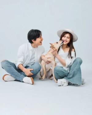 Yu-Tung Hsia Instagram - 謝謝大家的祝福，童協都收到了！我們真的很開心大家這麼喜歡我們家 Nini！看到大家稱讚照片好看，我們也覺得無比幸福。

有些朋友留言問到：「為什麼照片裡童協的比例這麼小？如果稍微放大一點會不會更好呢？」其實，正如昨天分享的，對我們來說，是因為有了 Nini，這個家才真正開始成形，也是在她的陪伴下，我們對「家」有了更清晰的想法。因此，Nini 在我們心中的位置格外重要。

為了表達這份珍貴的情感，我們特別請攝影師愷云 @boa750818 幫忙，將 Nini 單獨拍攝後再精心後製放大，讓她成為畫面的核心。這過程非常費時，真的由衷感謝攝影師的用心與專業，讓我們能以這樣的方式紀錄這份深厚的情感。

除了感謝大家的祝福，我們也希望這份愛能傳遞給更多流浪動物，因此真心呼籲大家：「領養代替購買！」毛孩子的陪伴，真的能讓我們成為更好的人，也讓家變得更加完整。

請滑到最後一張，送上我們狐蒙一家的幸福照片！願每一隻浪浪都能找到溫暖的歸屬，就像童協找到屬於自己的家一樣！
 
  孫協志 夏宇童