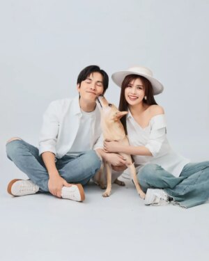 Yu-Tung Hsia Instagram - 謝謝大家的祝福，童協都收到了！我們真的很開心大家這麼喜歡我們家 Nini！看到大家稱讚照片好看，我們也覺得無比幸福。

有些朋友留言問到：「為什麼照片裡童協的比例這麼小？如果稍微放大一點會不會更好呢？」其實，正如昨天分享的，對我們來說，是因為有了 Nini，這個家才真正開始成形，也是在她的陪伴下，我們對「家」有了更清晰的想法。因此，Nini 在我們心中的位置格外重要。

為了表達這份珍貴的情感，我們特別請攝影師愷云 @boa750818 幫忙，將 Nini 單獨拍攝後再精心後製放大，讓她成為畫面的核心。這過程非常費時，真的由衷感謝攝影師的用心與專業，讓我們能以這樣的方式紀錄這份深厚的情感。

除了感謝大家的祝福，我們也希望這份愛能傳遞給更多流浪動物，因此真心呼籲大家：「領養代替購買！」毛孩子的陪伴，真的能讓我們成為更好的人，也讓家變得更加完整。

請滑到最後一張，送上我們狐蒙一家的幸福照片！願每一隻浪浪都能找到溫暖的歸屬，就像童協找到屬於自己的家一樣！
 
  孫協志 夏宇童