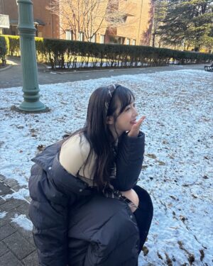 Yui Oguri Instagram - サラサラ雪はいつ見ても
ウキウキする☺️❄️

まさかのconfession 
YouTubeにMV公開されました📹💖
素敵な場所で撮影しました！！
ぜひ、ご覧ください…！

#まさかのconfession 
#制服
#雪