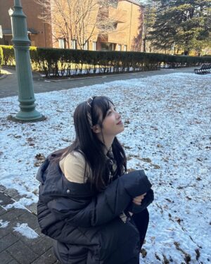 Yui Oguri Instagram - サラサラ雪はいつ見ても
ウキウキする☺️❄️

まさかのconfession 
YouTubeにMV公開されました📹💖
素敵な場所で撮影しました！！
ぜひ、ご覧ください…！

#まさかのconfession 
#制服
#雪