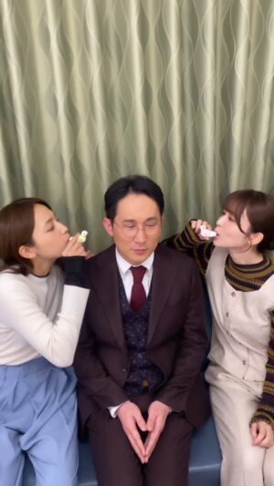 Yuka Itaya Instagram - じろさん @sissonne_jiro 
両脇にかわい子2人　@haruna_kawaguchi_official @nerunagahama_ 
鳩笛は、じろさんの青森のお土産。みなで色違いを頂きました。
今夜22時から、アンサンブル　@ensemble_ntv 
よろしくです！