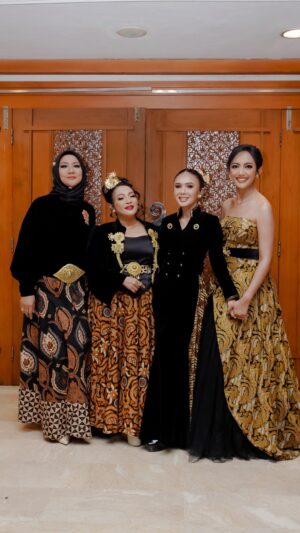 Yuni Shara Instagram - .
5Wanita 🤍✨
@5wanitaofficial 

#yunishara #riekaroslan #igamawarni  #ninatamam #bdayparty #040225