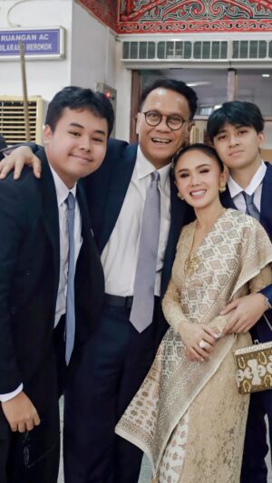 Yuni Shara Instagram - .
Selamat Tambah Usia .. Papa nya anak" @henry.siahaaan 🎂🤍✨

Papanya Caca, Chia, Cavin, Cello, Larisa
Opanya Chiara, Liora, Anaya 
Mertuanya Mayer, Aria, Oges♥️

#yunishara #henrysiahaanfamily #henrysiahaan #bday68th #200225