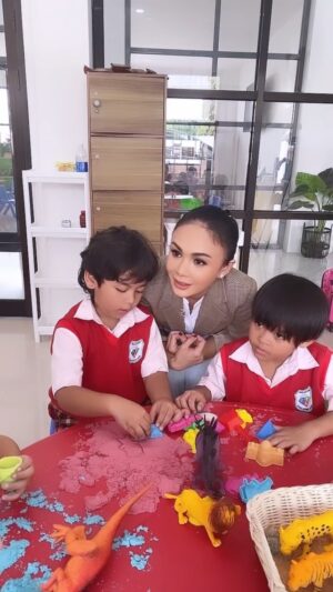 Yuni Shara Instagram - Alhamdulillah... 
Akhirnya PAUD @cahayapermataabadi memiliki gedung sekolah sendiri.
Bismillah.. 
Selamat belajar di tempat yang baru anak-anakku,
Semoga semakin giat dan rajin Belajar nya,
Semakin bahagia dalam melakukan berbagai aktifitas bermain.
Juga selalu semangat untuk para guru yang mempunyai keluasan hati 🤍✨

Terimakasih kepada orang baik ..
Kontraktor @alirifki_87 
Arsitek @ottosatyawan 
@gajahmada_stone , CSR @time.international 
juga para Hamba Allah yang sudah menyisihkan sedekah untuk ikut berkontribusi terhadap pembangunan sekolah.
GustiAllah akan melipatgandakan kebaikan panjengan semua🙏🤍✨

#yunishara #wahyusetyaningbudi 
#paudcahayapermataabadi #playgroup #tamankanakkanak #daycare #hut18tahun #100522
