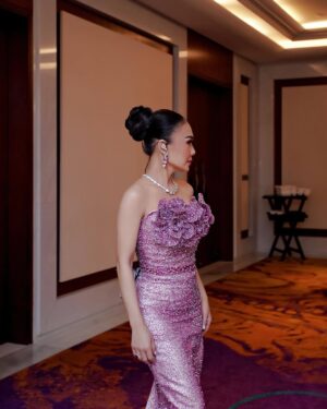 Yuni Shara Instagram - .
🌸✨💫

@anpasuha_official @deva_dadang @widosound @wonty_yunishara @irvanbandjakarta @anisatiaradewi 
@cynthiatan__ @jewelofeden 
@moedjenan @masnanda___ 
@looks.sandisphotoproject 

#yunishara #60diamondcelebration