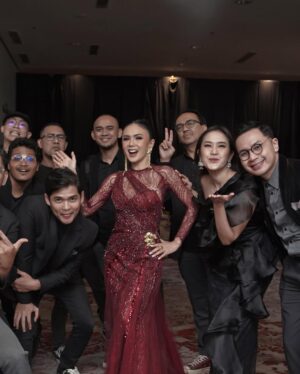 Yuni Shara Instagram - .
Terimakasih @insidesampoerna ♥️✨

@anpasuha_official @deva_dadang 
@leona.atelier @moedjenan @masnanda___ 
@irvanbandjakarta @widosound @wonty_yunishara @anisatiaradewi @looks.sandisphotoproject 

#yunishara #sampoernauntukindonesia  #170324