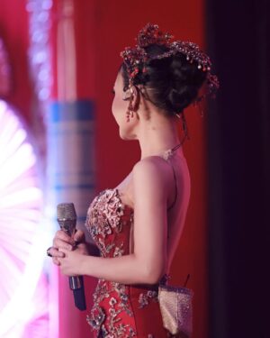 Yuni Shara Instagram - .
HSBC @hsbc_id  Chinese New Year🏮♥️✨💫

@donnykaryadi @deva_dadang 
@renee.couture @rinaldyyunardi 
@moedjenan @masnanda___ 
@widosound @wonty_yunishara 
@looks.sandisphotoproject 

#yunishara #hsbc #sincia2025