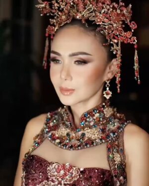 Yuni Shara Instagram - .
BNI Chinese New Year 2025🏮🧧✨💫

@cis.makeup @deva_dadang 
@raymondleonardofficial  @rinaldyyunardi @moedjenan @masnanda___ 
@looks.sandisphotoproject 

#yunishara #galadinner #bnibank #030225