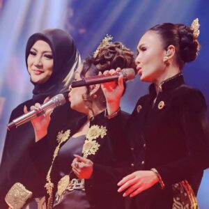 Yuni Shara Instagram - .
5Wanita @5wanitaofficial & @nadadaramusic 🤎✨💫

#yunishara #riekaroslan #igamawarni #ninatamam #5wanita #040225
