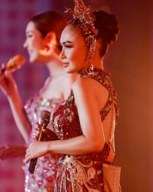 Yuni Shara Instagram - .
BNI Chinese New Year 2025🏮🧧✨💫

@cis.makeup @deva_dadang 
@raymondleonardofficial  @rinaldyyunardi @moedjenan @masnanda___ 
@looks.sandisphotoproject 

#yunishara #galadinner #bnibank #030225