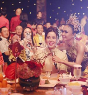 Yuni Shara Instagram - .
Chinese New Year @bankmandiri 🧧✨💫

@rinaldyyunardi @raymondleonardofficial 
@hdwmakeup18 @deva_dadang 
@moedjenan @masnanda___ @fianandhr 

#yunishara #cny2025 #bankmandiri