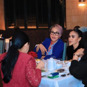 Yuni Shara Instagram - .
Bday dinner @krisdayantilemos 🎂🌹

#krisdayanti #bdaydinner #kd50 #lovelymoments #240325
