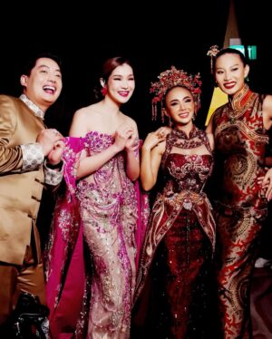 Yuni Shara Instagram - .
BNI Chinese New Year 2025🏮🧧✨💫

@cis.makeup @deva_dadang 
@raymondleonardofficial  @rinaldyyunardi @moedjenan @masnanda___ 
@looks.sandisphotoproject 

#yunishara #galadinner #bnibank #030225