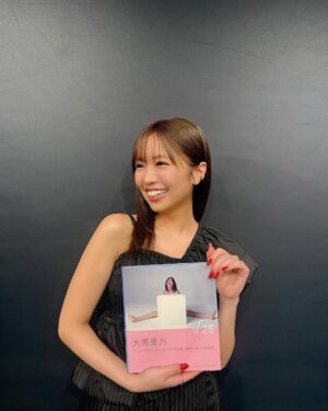 Yuno Ohara Instagram - ㅤㅤㅤㅤㅤㅤㅤㅤㅤㅤㅤㅤㅤ
4th写真集『√25』
本日発売となりました☺︎

自分の限界に挑んだ
思い入れの強い、大事な１冊です。
これまでのルート、
そしてこれからを感じていただける
写真集になっていると思います。

そして、発売イベントにお越しくださった皆さま
ありがとうございました📘🩵
頂いたお言葉や笑顔が、励みになります。

残すは、大阪、名古屋、福岡、オンライン❕
まだまだ楽しみが続くよ〜〜🫶🏻

皆さまからどんな感想をいただけるか…
ドキドキです…ぜひ、お待ちしております…！