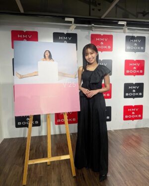 Yuno Ohara Instagram - ㅤㅤㅤㅤㅤㅤㅤㅤㅤㅤㅤㅤㅤ
4th写真集『√25』
本日発売となりました☺︎

自分の限界に挑んだ
思い入れの強い、大事な１冊です。
これまでのルート、
そしてこれからを感じていただける
写真集になっていると思います。

そして、発売イベントにお越しくださった皆さま
ありがとうございました📘🩵
頂いたお言葉や笑顔が、励みになります。

残すは、大阪、名古屋、福岡、オンライン❕
まだまだ楽しみが続くよ〜〜🫶🏻

皆さまからどんな感想をいただけるか…
ドキドキです…ぜひ、お待ちしております…！