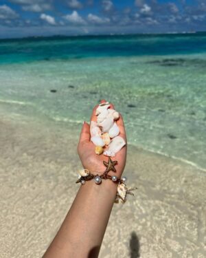 Zaara Yesmin Instagram - Tanned 🌞 but I left my heart in the sand & ocean 🌊🐬🌸#maldives 

#zaarayesmin 🩷