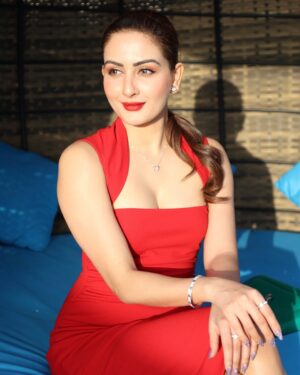 Zaara Yesmin Instagram - B’Coz Red is the colour of Love ❤️ Happy #valentinesday ❤️ Love to all ……. #zaarayesmin 

📸 @ehtasham_saeed