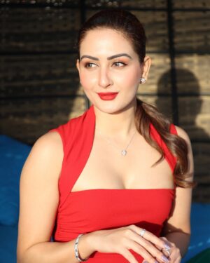 Zaara Yesmin Instagram - B’Coz Red is the colour of Love ❤️ Happy #valentinesday ❤️ Love to all ……. #zaarayesmin 

📸 @ehtasham_saeed