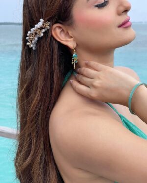 Zaara Yesmin Instagram - I’m An Aquaholic, Happy as a calm 🌸🧜‍♀️🐬 #zaarayesmin 

#beach #vacation #sea #bikini #fashion #life #peace