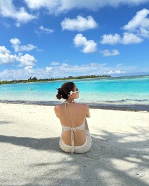Zaara Yesmin Instagram - Tanned 🌞 but I left my heart in the sand & ocean 🌊🐬🌸#maldives 

#zaarayesmin 🩷