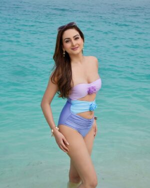 Zaara Yesmin Instagram - 👀 🌸🏝️🩷 #zaarayesmin