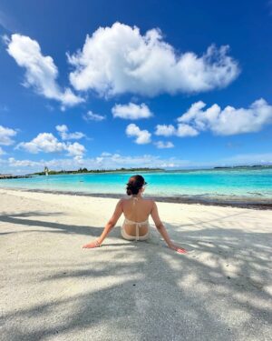 Zaara Yesmin Instagram - Tanned 🌞 but I left my heart in the sand & ocean 🌊🐬🌸#maldives 

#zaarayesmin 🩷