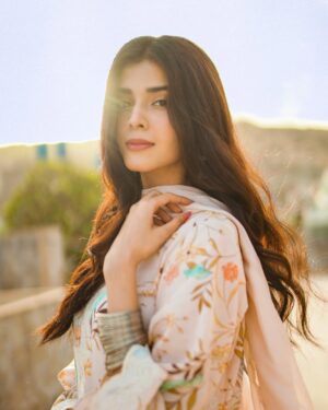 Zainab Shabbir Instagram - Eid Moo Barak to all. 🐑♥️
May Allah accept all our sacrifices & shower his blessings upon us. 🌸

.
.
.
.
.
.
.
.
Wearing @faryalyasinofficial 
Accesories by @zevardhaga
📸 @jerrymuqiiphotography