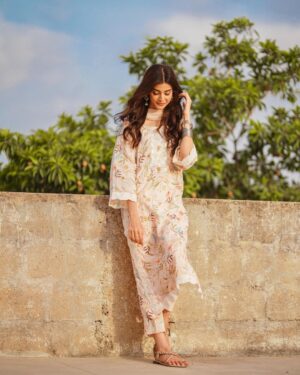 Zainab Shabbir Instagram - Eid Moo Barak to all. 🐑♥️
May Allah accept all our sacrifices & shower his blessings upon us. 🌸

.
.
.
.
.
.
.
.
Wearing @faryalyasinofficial 
Accesories by @zevardhaga
📸 @jerrymuqiiphotography