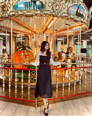 Zainab Shabbir Instagram - I'm on a Merry-go-round,
Going Around ... 🎠💎

.
.
.
.
.
.
.
.
.
.
.
.
.
.
.
.
.
.
.
.
Outfit by @parien_house 
🩰 @blackbeiger