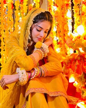 Zainab Shabbir Instagram - Sonia's Mayoon.. 🌼

Don't forget to watch #fareb tonight ♥️
@humtvpakistanofficial

.
.
.
.
.

Joda by @modpkofficial