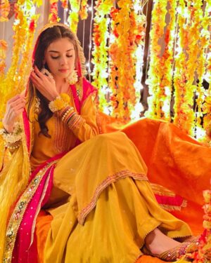 Zainab Shabbir Instagram - Sonia's Mayoon.. 🌼

Don't forget to watch #fareb tonight ♥️
@humtvpakistanofficial

.
.
.
.
.

Joda by @modpkofficial