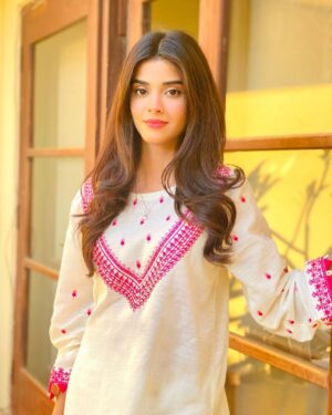 Zainab Shabbir Instagram - Kbhi yaaden kbhi baaten,
Kbhi pichli mulaqaten,
Bht kuch yaad ata hai tere yaad ane se.. ☀️

.
.
.
.
.
Wearing @shopaddee