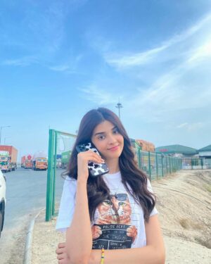 Zainab Shabbir Instagram - I'm at a point where I don't even know the point I'm at 
but
I'm at a point ☝🏽✴️

.
.
.

Tee by @artxtra.pk 
📱case by @aatechshop

#zainabshabbir