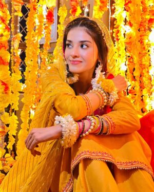 Zainab Shabbir Instagram - Sonia's Mayoon.. 🌼

Don't forget to watch #fareb tonight ♥️
@humtvpakistanofficial

.
.
.
.
.

Joda by @modpkofficial