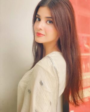 Zainab Shabbir Instagram - وہ تیرے میرے عشق کا ایک
شاعرانہ دور سا تھا۔۔ 🤍
