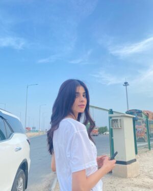 Zainab Shabbir Instagram - I'm at a point where I don't even know the point I'm at 
but
I'm at a point ☝🏽✴️

.
.
.

Tee by @artxtra.pk 
📱case by @aatechshop

#zainabshabbir