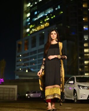 Zainab Shabbir Instagram - ✨🖤✨

.
.
.
.
.

In @minahasanofficial 

📸 @hbnphotographer